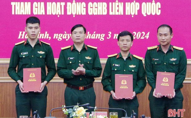 Trao quyết định cho quân nhân tham gia gìn giữ hòa bình Liên hợp quốc 