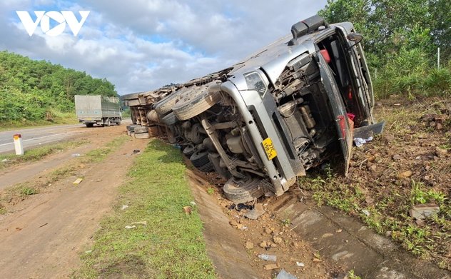 Cấm xe tải, xe khách trên 30 chỗ vào Cao tốc Cam Lộ - La Sơn từ ngày 4/4