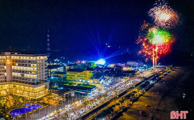 Lung linh màn pháo hoa mừng khai trương du lịch biển Hà Tĩnh