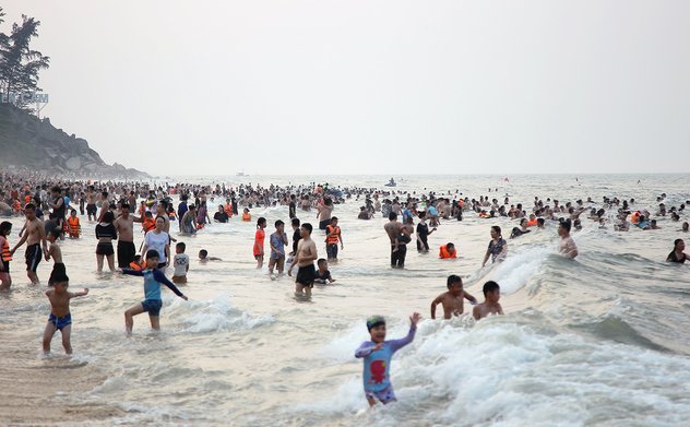 Hàng vạn du khách đến “giải nhiệt” ở biển Thiên Cầm dịp lễ 30/4-1/5 