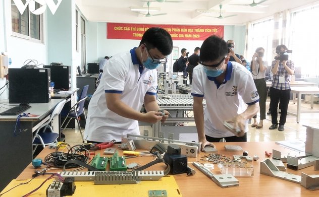 Nhân lực công nghệ cao: Việt Nam không thiếu mà là do lương chưa đủ hấp dẫn?