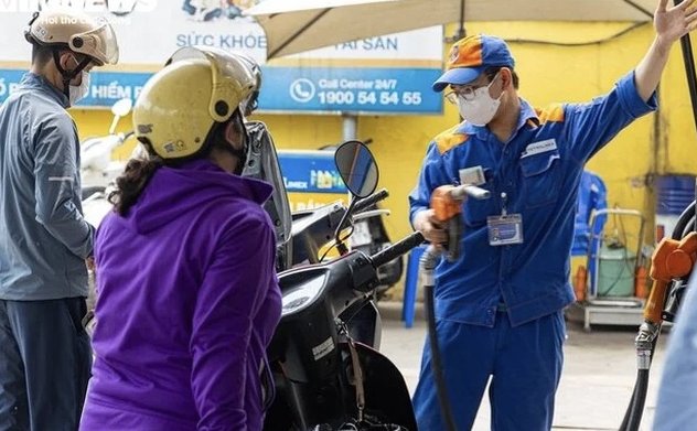 Giá xăng giảm mạnh gần 1.500 đồng/lít