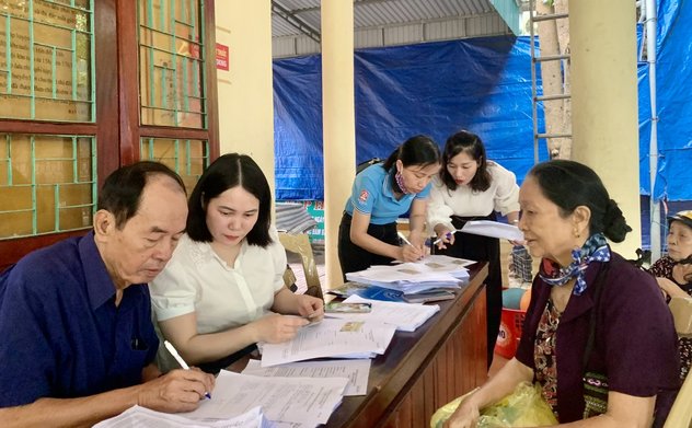 Hà Tĩnh vận động người dân nhận chế độ không dùng tiền mặt