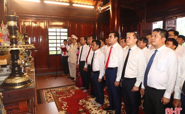 Lãnh đạo tỉnh Hà Tĩnh dâng hương tưởng niệm Chủ tịch Hồ Chí Minh