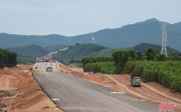 Đẩy nhanh tiến độ di dời công trình lưới điện phục vụ thi công dự án cao tốc Bắc - Nam