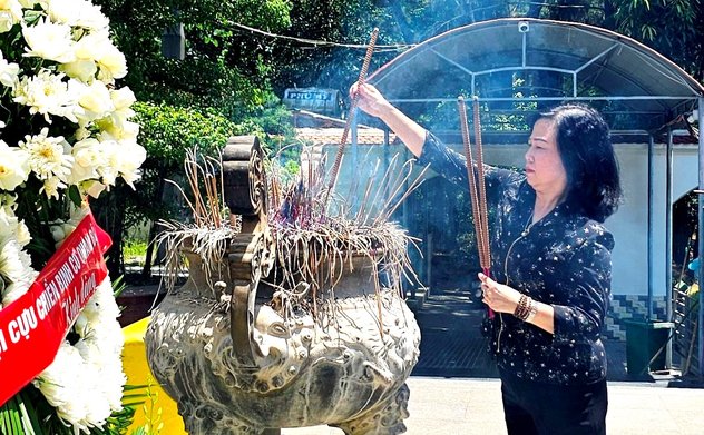 Bộ trưởng Bộ Y tế dâng hương tại Khu di tích Ngã ba Đồng Lộc 