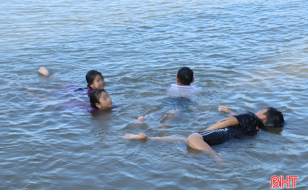 Nguy hiểm rình rập khi con trẻ tự do tắm biển