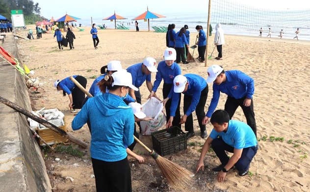 Chung tay hành động chống rác thải nhựa đại dương tại biển Thiên Cầm