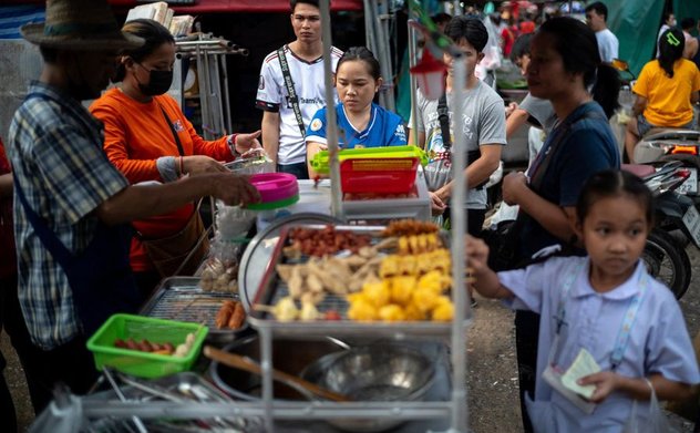 Người Thái Lan sắp được chính phủ phát tiền mua sắm 