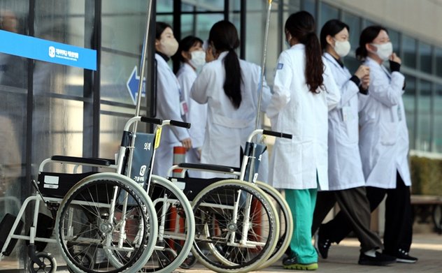 Hàn Quốc giải quyết đơn xin thôi việc của gần 7.700 bác sĩ thực tập