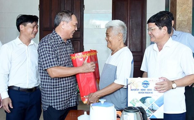 Trưởng ban Tổ chức Tỉnh ủy thăm hỏi, tặng quà người có công với cách mạng 