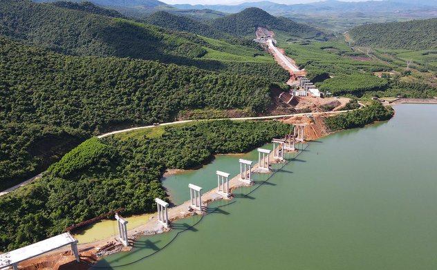 Chiêm ngưỡng những cây cầu băng núi, vượt hồ trên cao tốc qua Hà Tĩnh