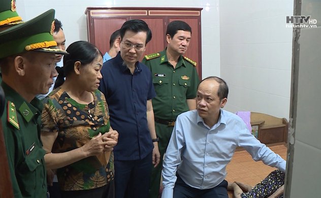 Phó Chủ tịch Thường trực UBND tỉnh tặng quà người có công Hương Khê