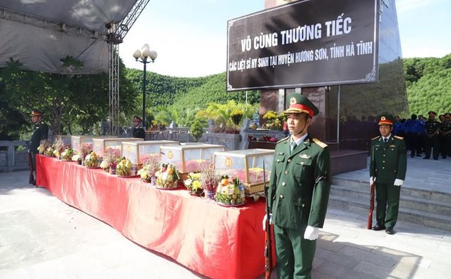 Tổ chức an táng 6 hài cốt liệt sỹ tại nghĩa trang Nầm