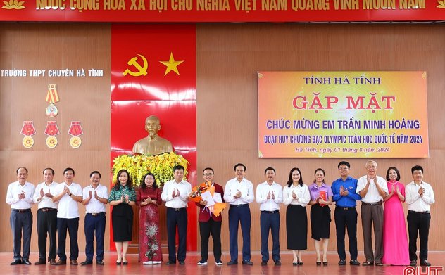 Lãnh đạo Hà Tĩnh chúc mừng em Trần Minh Hoàng đoạt HCB Olympic Toán quốc tế