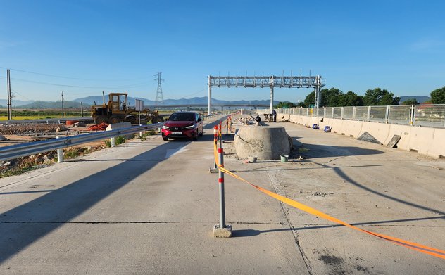 Thi công xong các đảo thu phí, phương tiện đi trên cao tốc Diễn Châu - Bãi Vọt thế nào?