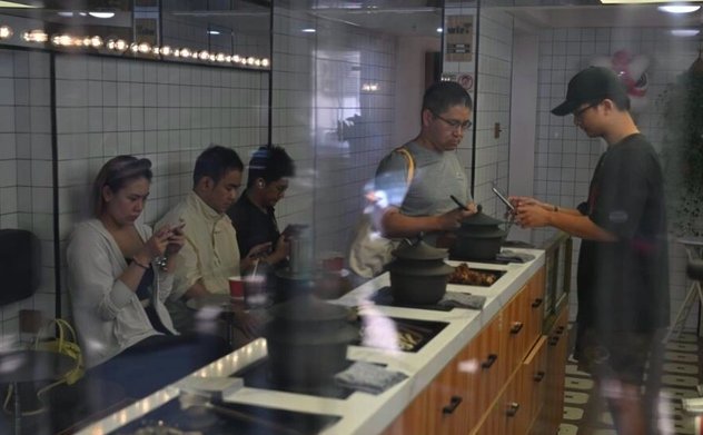 Xu hướng chăm sóc sức khỏe bằng liệu pháp truyền thống bùng nổ ở giới trẻ Trung Quốc 