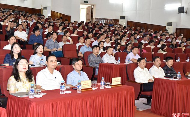 Bồi dưỡng chính trị cho gần 650 cán bộ tuyên giáo và quản lý giáo dục 