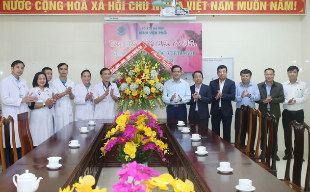 Chủ tịch UBND tỉnh Võ Trọng Hải chúc mừng ngành Y tế Hà Tĩnh 