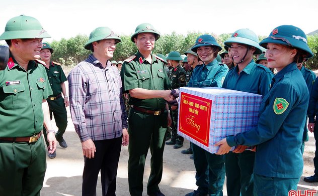 Tư lệnh Quân khu 4 và Bí thư Tỉnh ủy Hà Tĩnh động viên lực lượng hỗ trợ thi công đường dây 500kV 