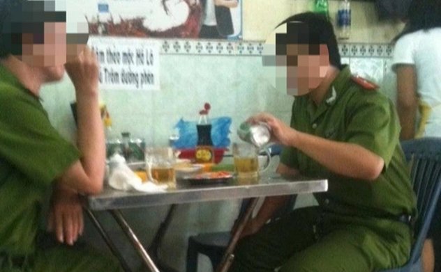 Đề xuất cấm cán bộ, chiến sĩ mặc trang phục công an ăn uống vỉa hè
