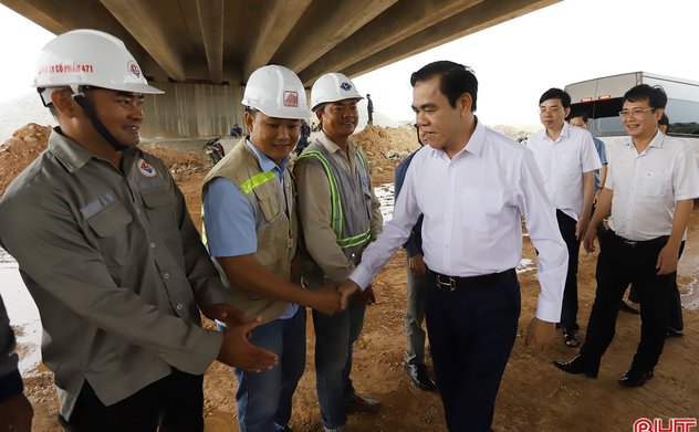 Chủ tịch UBND tỉnh động viên nhà thầu thi công cao tốc Bắc – Nam dịp nghỉ lễ 2/9