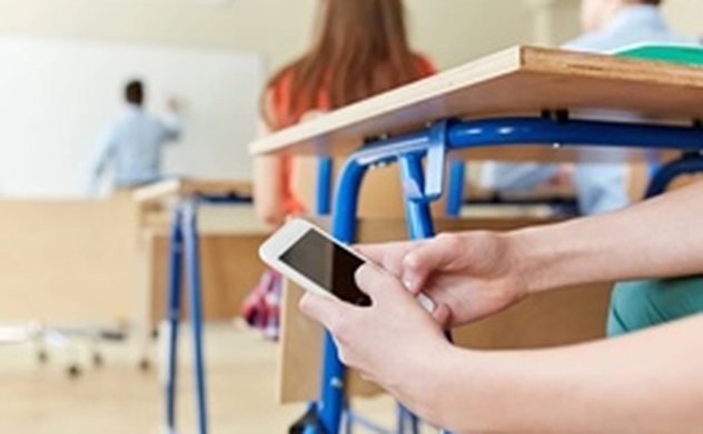 Pháp siết chặt quy định cấm sử dụng điện thoại di động tại trường học 