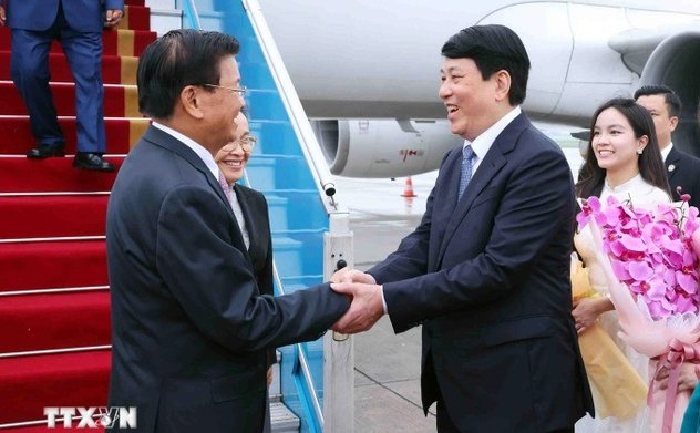 Tổng Bí thư, Chủ tịch nước Lào đến Hà Nội, bắt đầu thăm Việt Nam