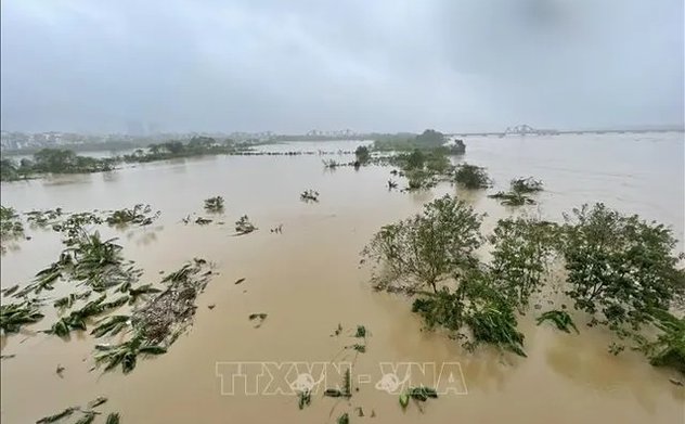 Báo động lũ trên sông Hồng tại 2 khu vực 