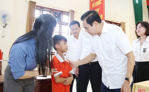Chủ tịch UBND tỉnh tặng quà Trung thu tại Làng Trẻ em mồ côi Hà Tĩnh 