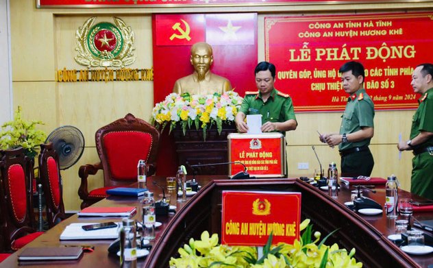 Công an Hương Khê quyên góp, ủng hộ đồng bào bị thiệt hại do bão số 3