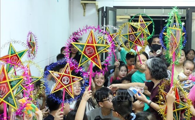 Mùa Trăng của lòng nhân ái và sẻ chia 