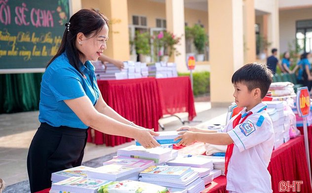 Học sinh Hà Tĩnh quyên góp sách vở hướng về các bạn vùng lũ miền Bắc