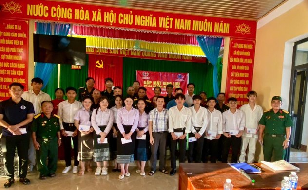 Tặng quà cho các lưu học sinh Lào nhân dịp năm học mới