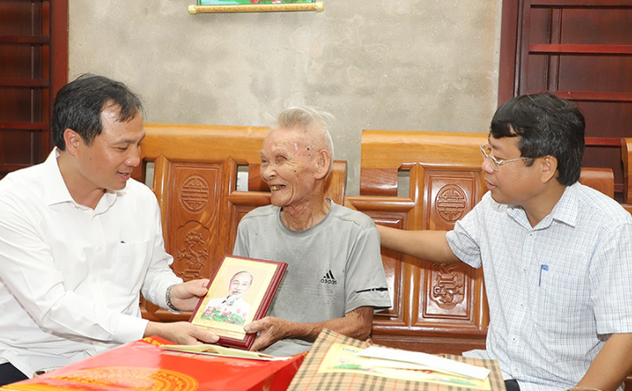 Trao tặng gần 75.000 phần quà tới người có công với cách mạng