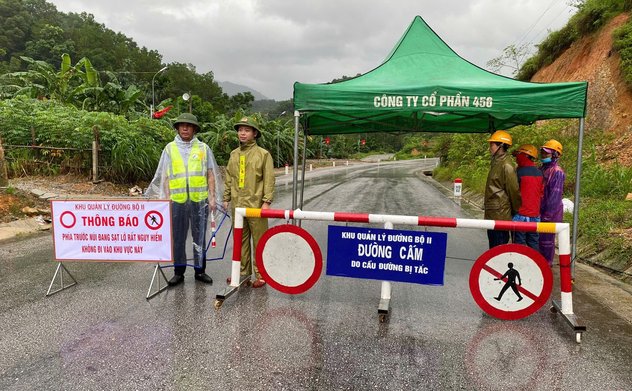 Đường lên Cửa khẩu quốc tế Cầu Treo sạt lở, giao thông ách tắc 