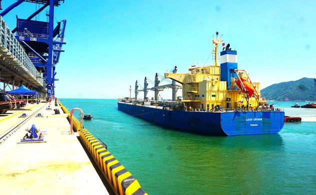 Nhà máy Nhiệt điện Vũng Áng 2 tiếp nhận những tấn than đầu tiên