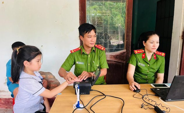 Công an TX Hồng Lĩnh quyết tâm hoàn thành cấp thẻ căn cước cho trẻ em từ 0 -14 tuổi đảm bảo đúng tiến độ và chỉ tiêu được giao