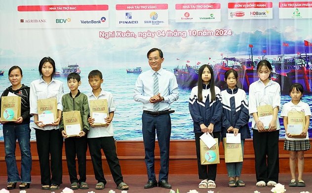 Chương trình “Cùng ngư dân thắp sáng đèn trên biển” đến với quê hương Hà Tĩnh