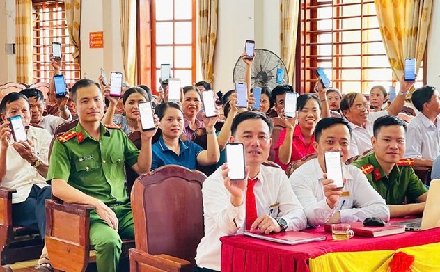 Cẩm Xuyên "đi từng ngõ, gõ từng nhà, hướng dẫn từng người dân sử dụng dịch vụ, ứng dụng để phát triển kinh tế số"