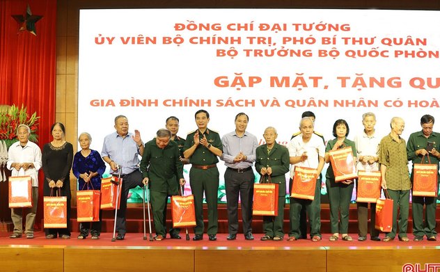 Bộ trưởng Bộ Quốc phòng tặng quà gia đình chính sách, quân nhân có hoàn cảnh khó khăn 