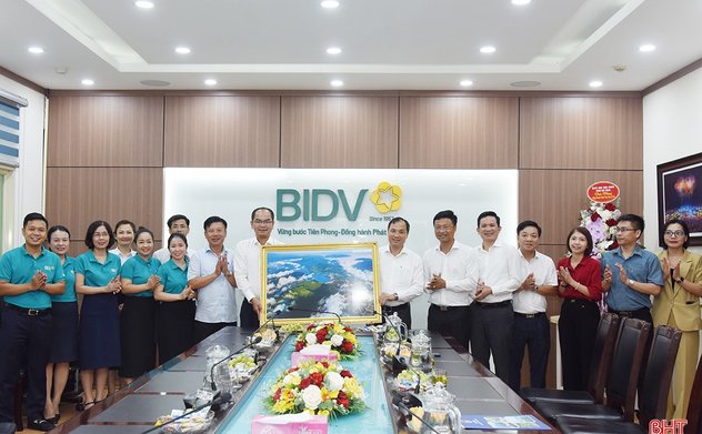 Bí thư Tỉnh ủy Hà Tĩnh chúc mừng các doanh nghiệp, doanh nhân