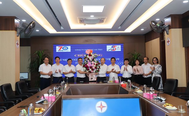Các cơ quan, đơn vị trên địa bàn chúc mừng Công ty Điện lực Hà Tĩnh nhân ngày Doanh nhân Việt Nam 