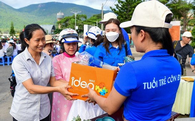 “Ngày hội Côn Đảo xanh” thu gom rác nhựa, làm sạch biển xanh.