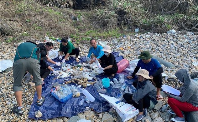 Giảm thiểu rác thải nhựa hướng đến phát triển du lịch biển xanh