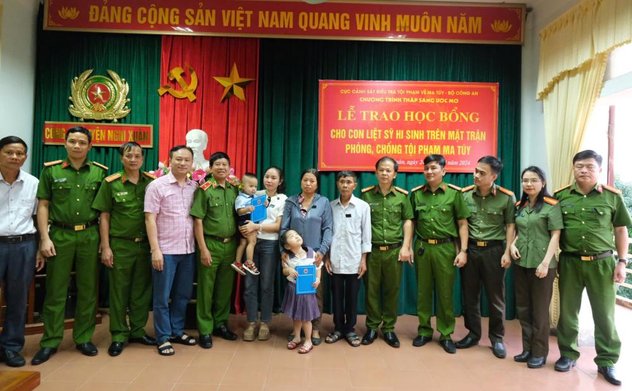 Trao học bổng "Thắp sáng ước mơ” cho con Liệt sĩ Trần Trung Hiếu 