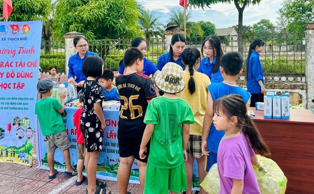 Hà Tĩnh lan tỏa hoạt động đổi rác lấy đồ dùng học tập