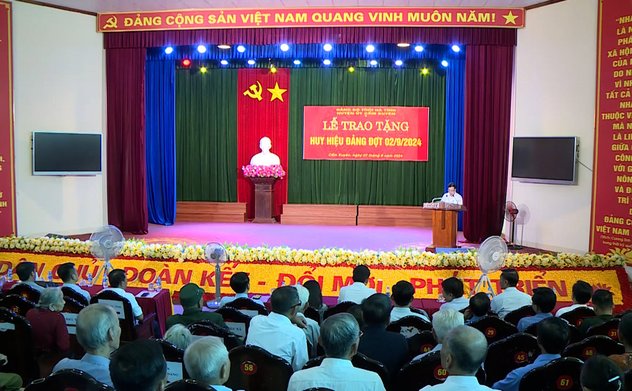 Hà Tĩnh trao tặng, truy tặng 1.150 huy hiệu cho đảng viên