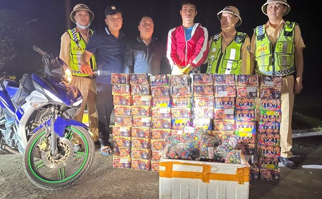 Bắt giữ đối tượng vận chuyển pháo trái phép trong đêm trên Quốc lộ 1A 