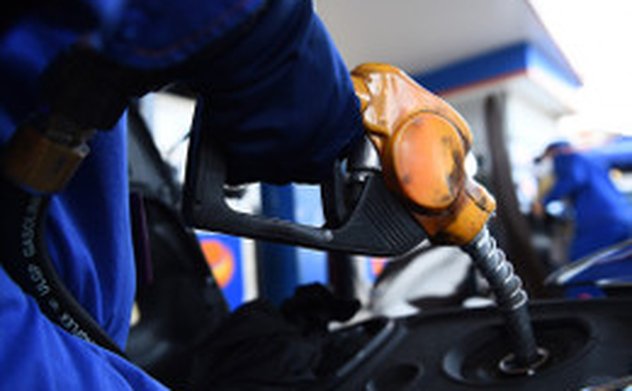 Giá xăng về sát 20.500 đồng một lít